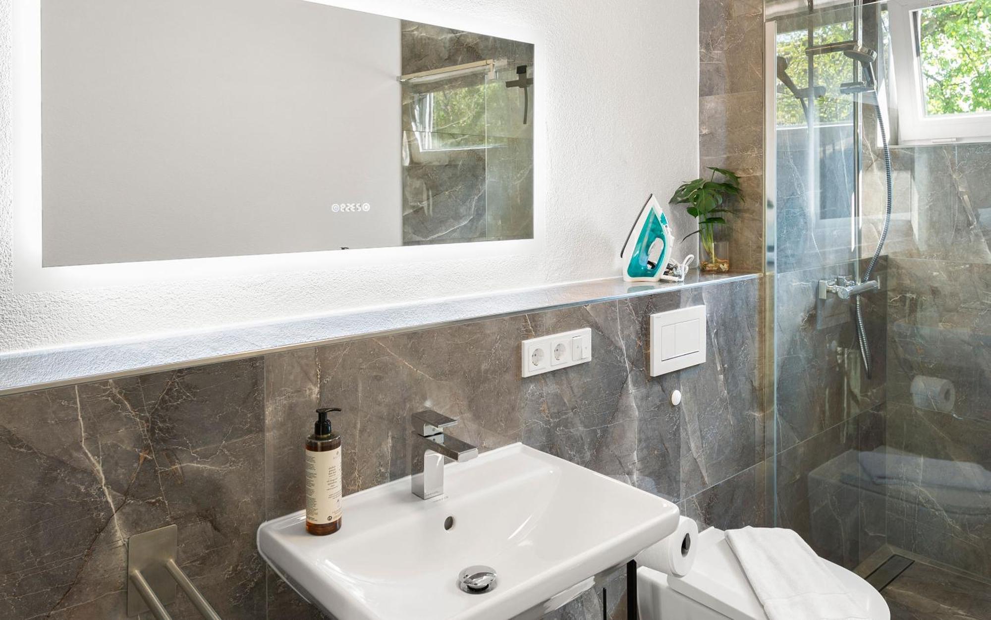 Lit Living Deluxe Woerth - Parking - Box Spring - Bbq - Balcony Apartment *